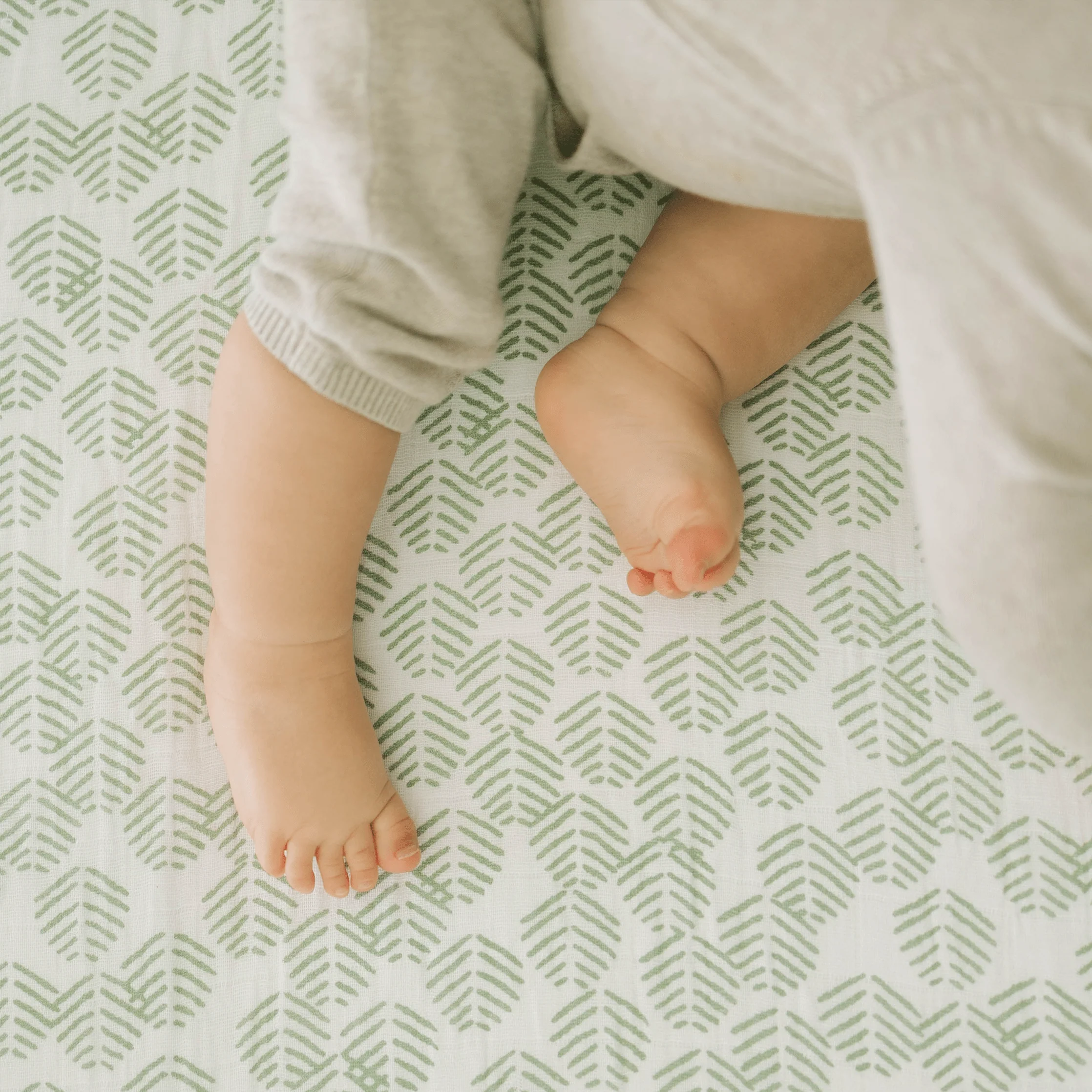 Cotton Muslin Crib Sheet - Leaf Motif - Image 5